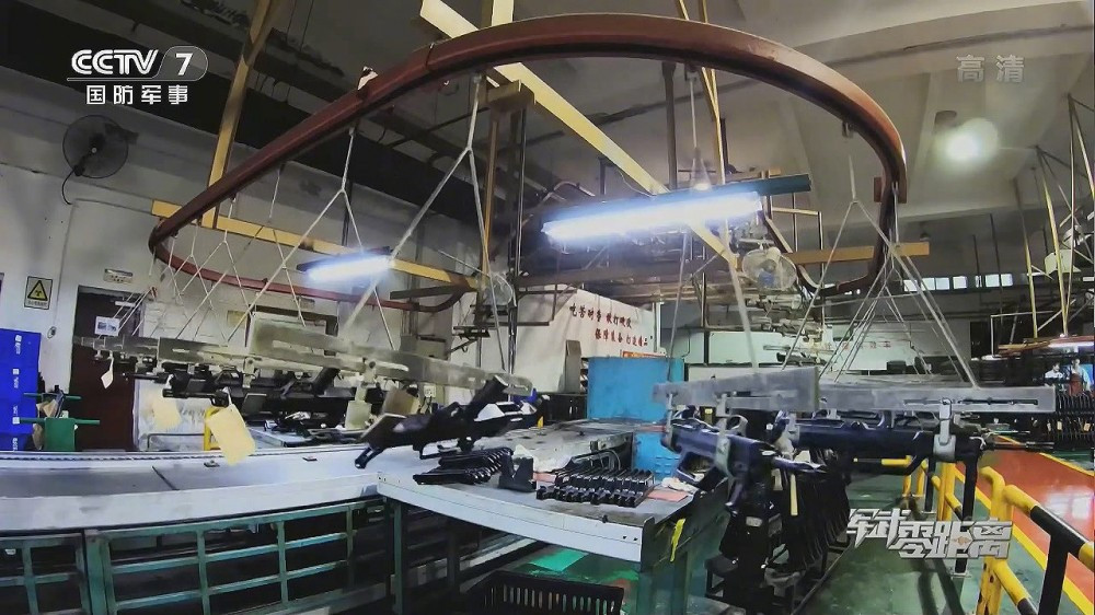 Ngoài ra, hàng trăm nghìn khẩu QBZ-95 cũng được xuất khẩu đi 7 quốc gia trên thế giới. Tại Đông Nam Á, hiện có Lào, Myanmar, Philippines và Campuchia sử dụng các phiên bản của QBZ-95. Ảnh: CCTV7