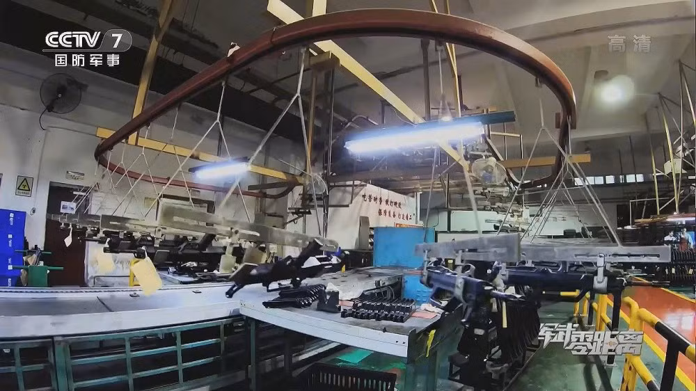 Ngoài ra, hàng trăm nghìn khẩu QBZ-95 cũng được xuất khẩu đi 7 quốc gia trên thế giới. Tại Đông Nam Á, hiện có Lào, Myanmar, Philippines và Campuchia sử dụng các phiên bản của QBZ-95. Ảnh: CCTV7