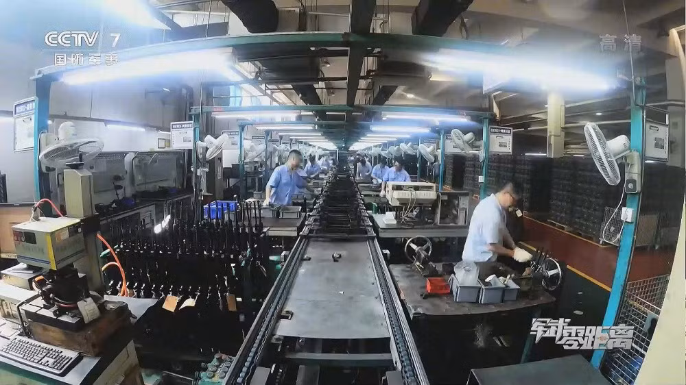  Súng QBZ-95 lần đầu xuất hiện rộng rãi trước thế giới khi Quân đội Trung Quốc tiến vào tiếp quản Hong Kong. Ảnh: Cận cảnh dây chuyền sản xuất súng trường QBZ-95. Ảnh: CCTV7