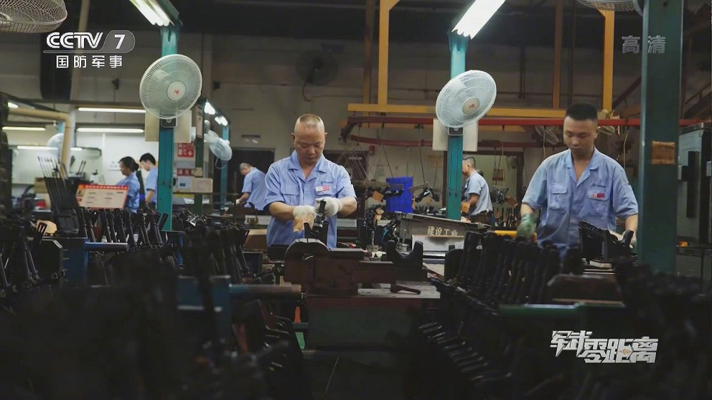 Ước tính 3 triệu khẩu QBZ-95 đã được các đại công xưởng của NORINCO sản xuất tích cực từ đầu những năm 1990 tới nay. Ảnh: CCTV7