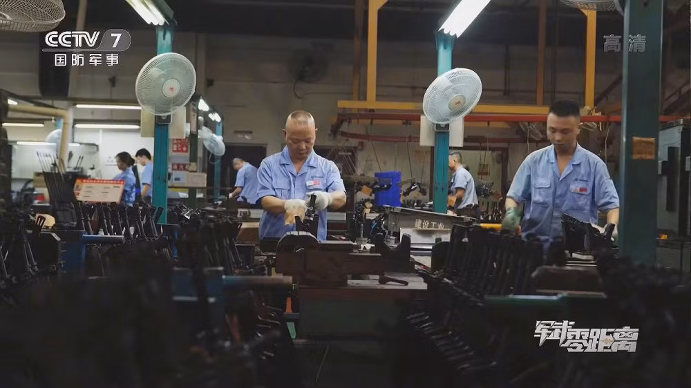 Ước tính 3 triệu khẩu QBZ-95 đã được các đại công xưởng của NORINCO sản xuất tích cực từ đầu những năm 1990 tới nay. Ảnh: CCTV7