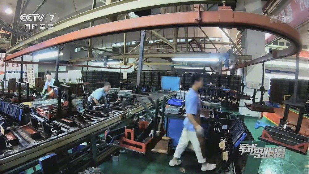 Súng trường QBZ-95 là một trong những nỗ lực của công nghiệp quốc phòng Trung Quốc được bắt đầu từ cuối những năm 1980 nhằm tìm ra khẩu súng hiện đại, khác biệt so với dòng AK-74 của Liên Xô và M16 của Mỹ. Trước đó, Quân đội Trung Quốc vẫn dựa vào các dòng súng Type 56 và Type 81 sao chép cải tiến từ khẩu AK-47. Ảnh: CCTV7