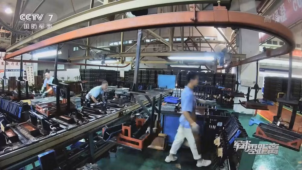 Súng trường QBZ-95 là một trong những nỗ lực của công nghiệp quốc phòng Trung Quốc được bắt đầu từ cuối những năm 1980 nhằm tìm ra khẩu súng hiện đại, khác biệt so với dòng AK-74 của Liên Xô và M16 của Mỹ. Trước đó, Quân đội Trung Quốc vẫn dựa vào các dòng súng Type 56 và Type 81 sao chép cải tiến từ khẩu AK-47. Ảnh: CCTV7