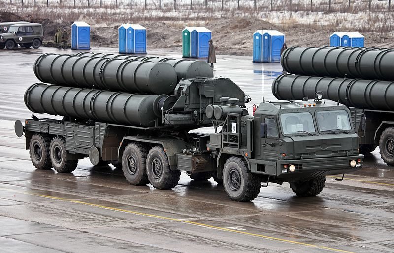 Dù thương vụ S-400 giữa Nga và Iraq chưa có lộ trình cụ thể, tuy nhiên hợp đồng cung cấp S-400 cho Thổ Nhĩ Kỳ thì đang vào giai đoạn “quyết liệt”. Washington một mực phản đối nhưng đồng minh Ankara bày tỏ sự kiên quyết rất cao, Moscow thì đã sẵn sàng. Nguồn ảnh: Wikipedia
