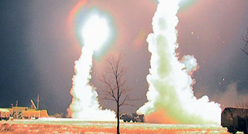 So với hệ thống đối thủ MIM-104 Patriot PAC-3 của Mỹ, S-400 vượt trội về mọi thông số: Thời gian triển khai chiến đấu nhanh hơn (5 phút so với 30 phút), tầm bắn xa hơn (400 km so với 240 km), số mục tiêu có thể theo dõi cao hơn (300 so với 100), cự lý phát hiện mục tiêu lớn hơn (600 km so với 350 km) cũng như có thể đánh chặn mục tiêu bay nhanh hơn (4,8 km/giây so với 2 km/giây). Nguồn ảnh: Wikipedia