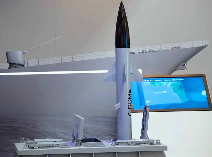 Đáng chú ý, ngoài Barak 8, Sa'ar 6 còn được bổ sung cả hệ thống tên lửa tầm gần C-Dome - phiên bản của tổ hợp Iron-Dome nổi tiếng. Nó có khả năng đánh chặn mục tiêu ở cự ly từ 2 tới 40km. Tên lửa của hệ thống C-Dome rất linh hoạt và khả năng thay đổi góc bay nhanh cho phép đánh chặn những mục tiêu cơ động nhất. Thiết bị kích nổ gần mục tiêu tối tân làm gia tăng tính sát thương và đầu đạn có uy lực cao của nó cho phép gia tăng khả năng hủy diệt mục tiêu. Nguồn ảnh: Wikipedia