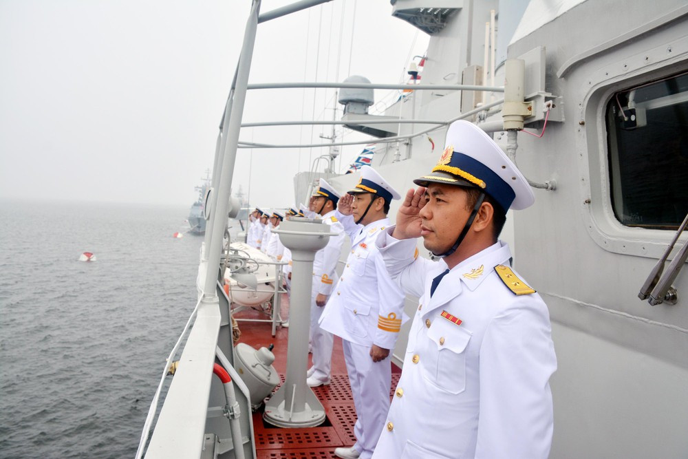 Các thủy thủ tàu hộ vệ Quang Trung trong bộ lễ phục trang nghiêm tham gia duyệt binh. Nguồn ảnh: QĐND