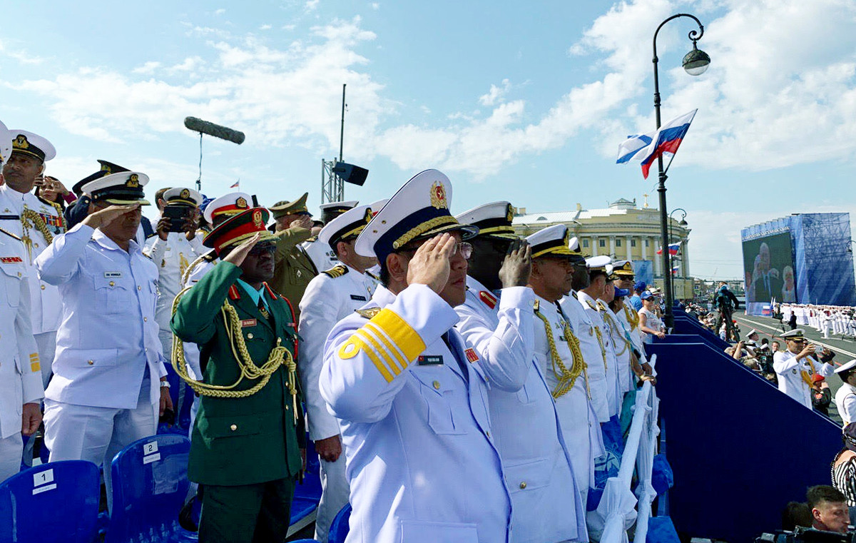 28 Đoàn tư lệnh/Trưởng đoàn Hải quân các nước tham gia lễ duyệt binh Hải quân Nga. Trong ảnh, Phó Đô đốc Phạm Hoài Nam - Tư lệnh Hải quân Nhân dân Việt Nam đứng đầu, hàng đầu của đoàn đại biểu quốc tế. Nguồn ảnh: Báo Hải quân