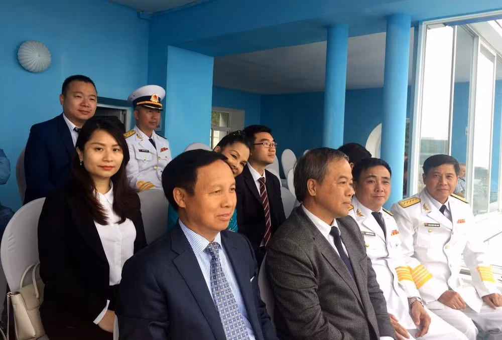 Đại sứ Việt Nam tại Liên bang Nga Ngô Đức Mạnh (bìa trái, hàng đầu tiên) cùng các đại biểu tham dự lễ kỷ niệm. Nguồn ảnh: QĐND