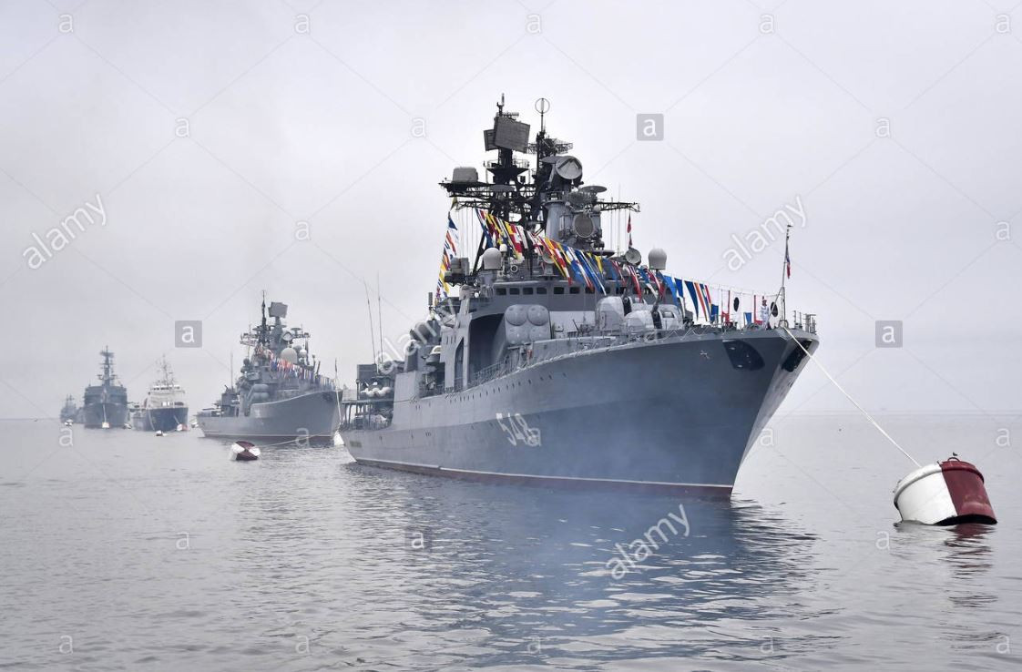 Tham gia lễ duyệt binh tại Khu thể thao quân sự của Hạm đội Thái Bình Dương (cảng Vodnaya, Vladivostok) năm nay có 14 đơn vị, 12 máy bay chiến đấu và 35 tàu chiến đấu mặt nước và tàu ngầm của Nga, cùng hai khách mời là Tàu 016-Quang Trung của Hải quân Việt Nam và Tàu Davao del Sur (LD-602), Hải quân Philippines. Nguồn ảnh: Alamy