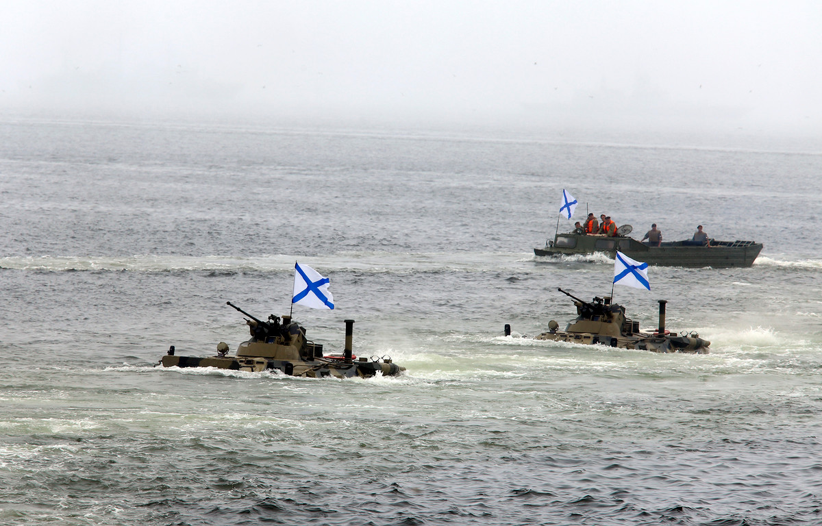 Phát biểu tại Lễ duyệt binh, Thị trưởng Vùng Viễn Đông Kojemyako Oleg Nikolaevich chúc mừng các cựu chiến binh, sĩ quan, thủy thủ của Hải quân Nga và của Hạm đội Thái Bình Dương nhân Ngày truyền thống; đồng thời khẳng định và ghi nhận sự hy sinh của Hải quân Nga đối với nhân dân Nga cũng như góp phần gìn giữ cho hòa bình khu vực và trên thế giới... Nguồn ảnh: QĐND