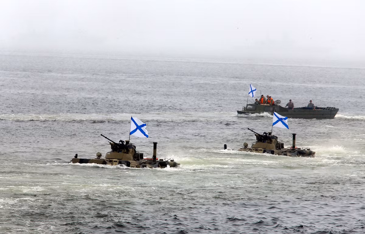 Phát biểu tại Lễ duyệt binh, Thị trưởng Vùng Viễn Đông Kojemyako Oleg Nikolaevich chúc mừng các cựu chiến binh, sĩ quan, thủy thủ của Hải quân Nga và của Hạm đội Thái Bình Dương nhân Ngày truyền thống; đồng thời khẳng định và ghi nhận sự hy sinh của Hải quân Nga đối với nhân dân Nga cũng như góp phần gìn giữ cho hòa bình khu vực và trên thế giới... Nguồn ảnh: QĐND