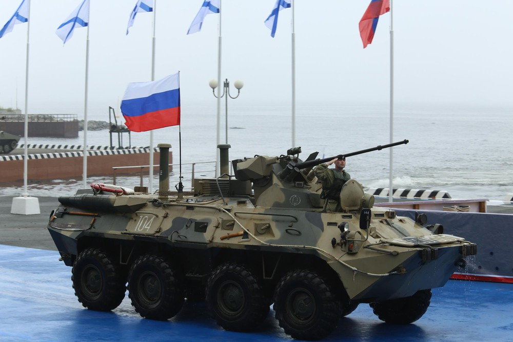 Xe thiết giáp chở quân BTR-82A của Hạm đội Thái Bình Dương trong bài thao diễn tình huống chiến đấu. Nguồn ảnh: QĐND