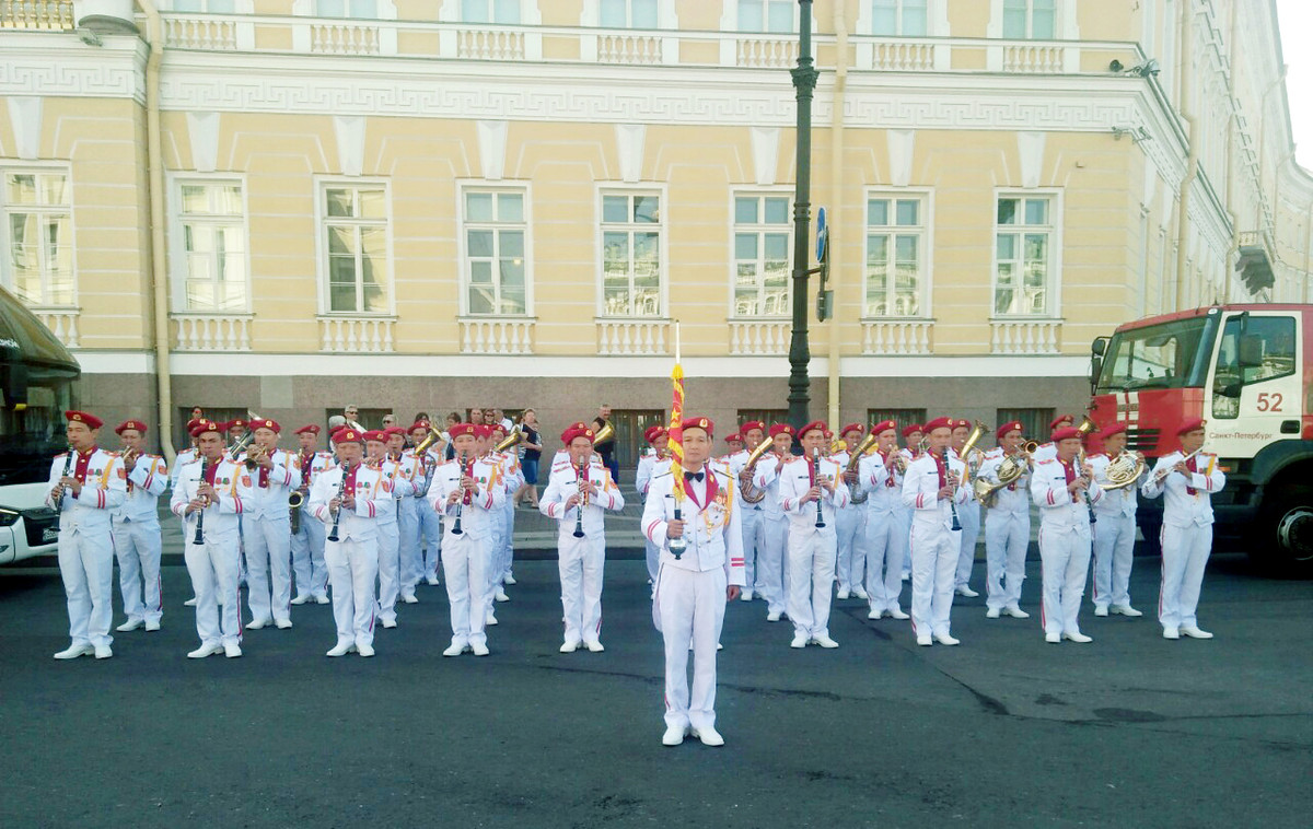 Đáng chú ý, trong khuôn khổ duyệt binh, Đội Quân nhạc Hải quân nhân dân Việt Nam gồm 45 người (40 nhạc công nhạc công thuộc Bộ Tham mưu Hải quân và một số nhạc công thuộc Đoàn nghi lễ, Bộ Tổng Tham mưu) đã biểu diễn phục vụ công chúng tại thành phố TP. Saint Peterburg. Nguồn ảnh: Báo Hải quân