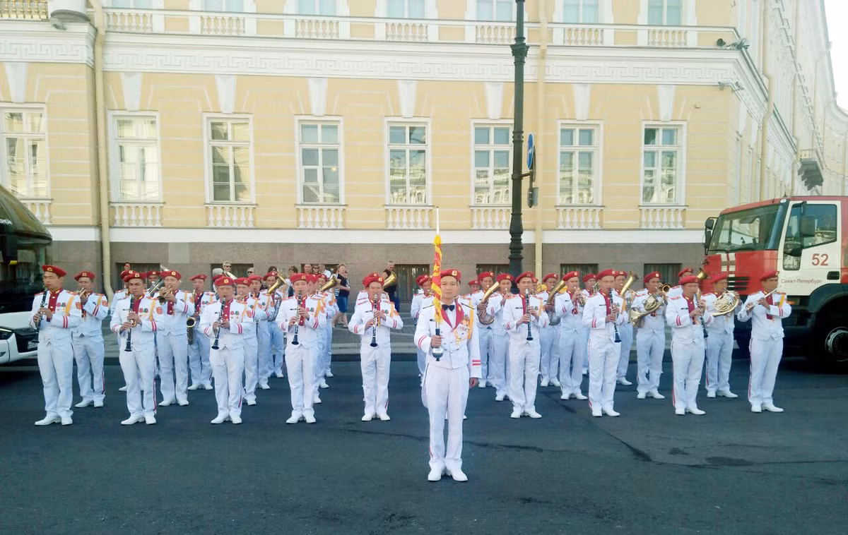 Đáng chú ý, trong khuôn khổ duyệt binh, Đội Quân nhạc Hải quân nhân dân Việt Nam gồm 45 người (40 nhạc công nhạc công thuộc Bộ Tham mưu Hải quân và một số nhạc công thuộc Đoàn nghi lễ, Bộ Tổng Tham mưu) đã biểu diễn phục vụ công chúng tại thành phố TP. Saint Peterburg. Nguồn ảnh: Báo Hải quân