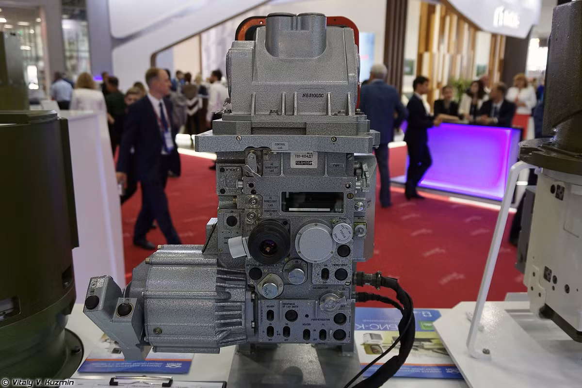 Mặt sau của TO1-KO1DT. Nó có thể sử dụng để cung cấp phần tử bắn cho pháo, súng máy đồng trục, súng máy phòng không. Nguồn ảnh: Vitaly-Kuzmin