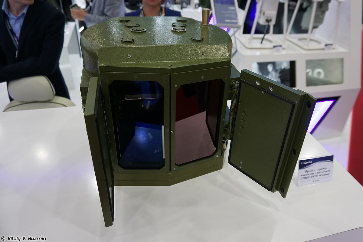 Cảm biến của hệ thống điều khiển hỏa lực hồng ngoại đa kênh PPND B03S03 Sodema thường trang bị cho các xe chiến đấu bộ binh BMP-3. Nguồn ảnh: Vitaly-Kuzmin