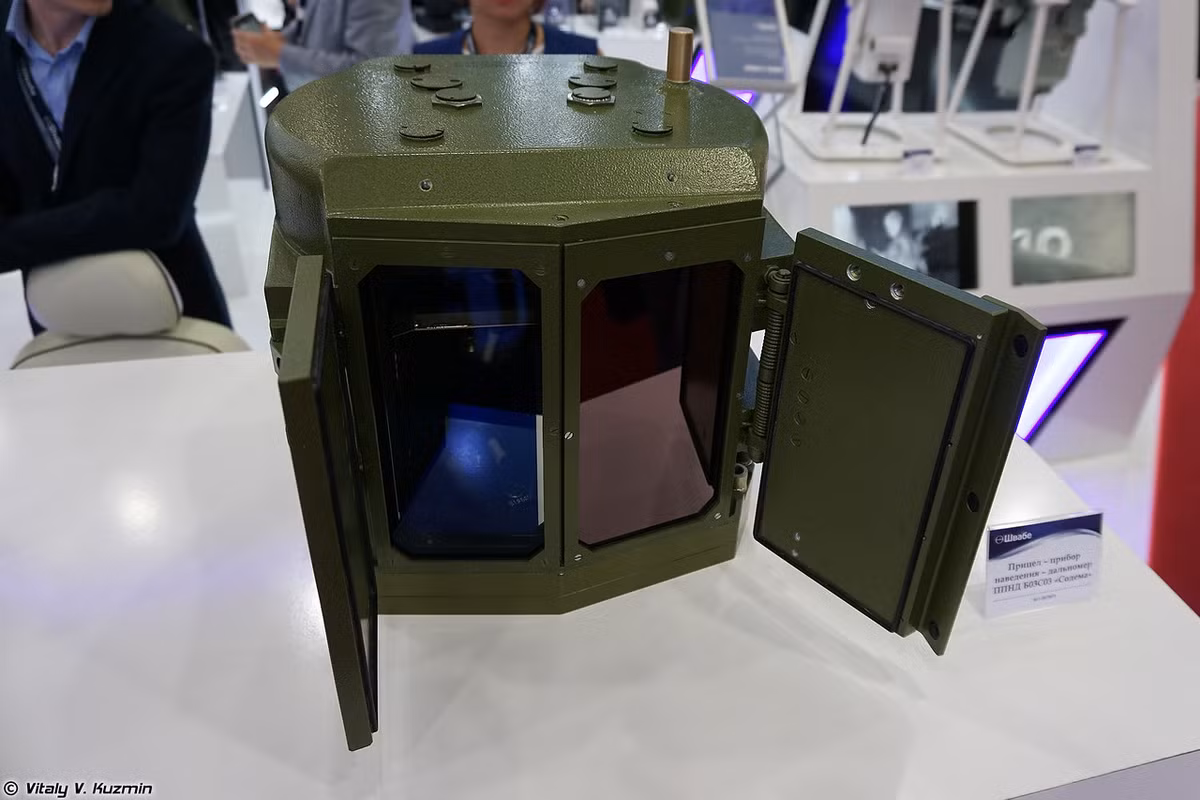 Cảm biến của hệ thống điều khiển hỏa lực hồng ngoại đa kênh PPND B03S03 Sodema thường trang bị cho các xe chiến đấu bộ binh BMP-3. Nguồn ảnh: Vitaly-Kuzmin