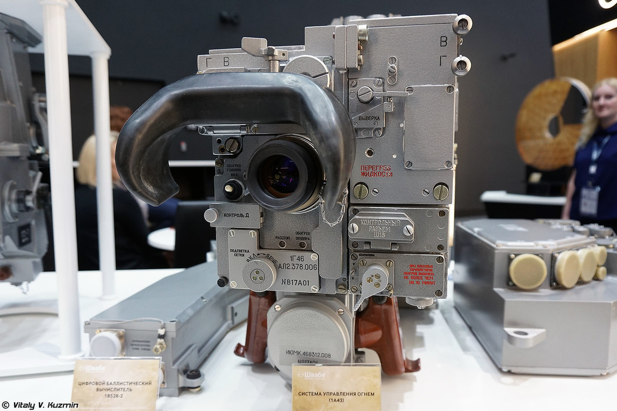Tổ hợp 1A43 bao gồm nhiều thành phần: kính ngắm ban ngày - laser đo xa dẫn đường tên lửa chống tăng phóng qua nòng (trong ảnh); khí tài ổn định vũ khí 2E42-4; máy tính đường đạn 1V528 và cảm biến đo gió DVE-BS. Nguồn ảnh: Vitaly-Kuzmin