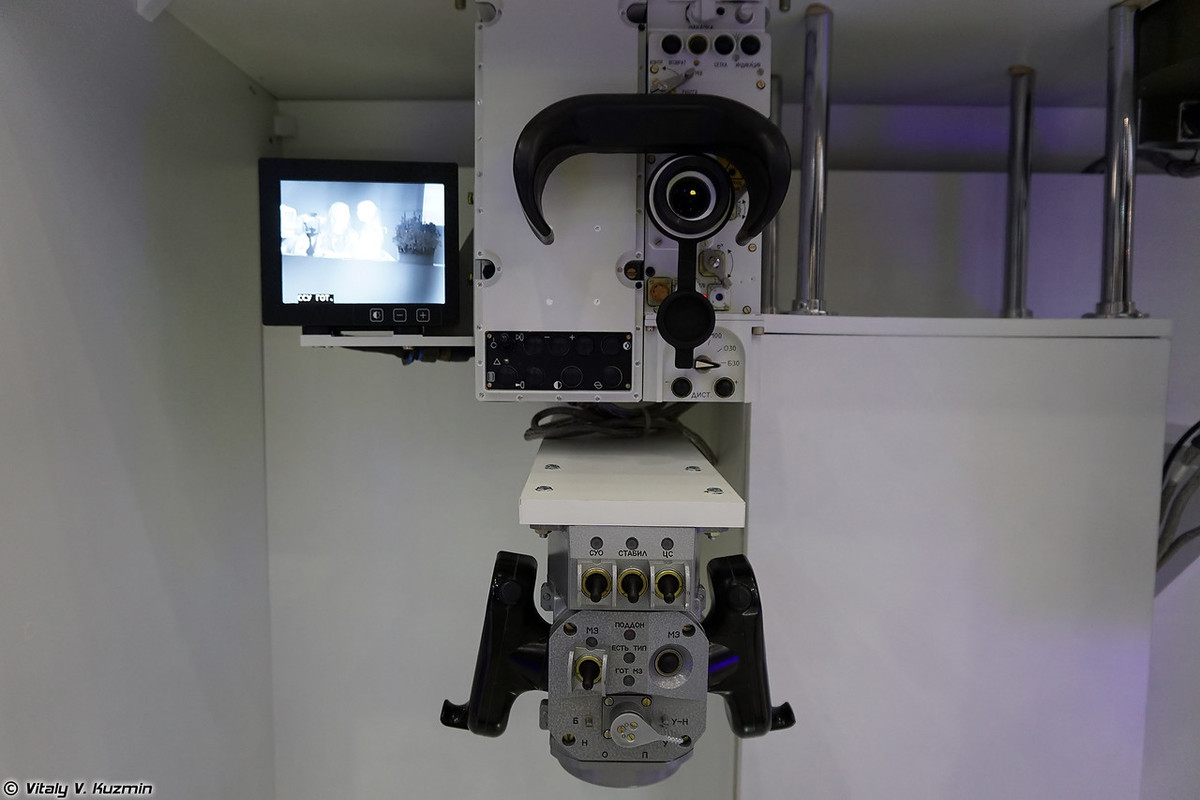 Bảng điều khiển và hiển thị trường quan sát của B03S03 Sodema. Nó có tầm nhận diện mục tiêu không dưới 5.500m. Nguồn ảnh: Vitaly-Kuzmin