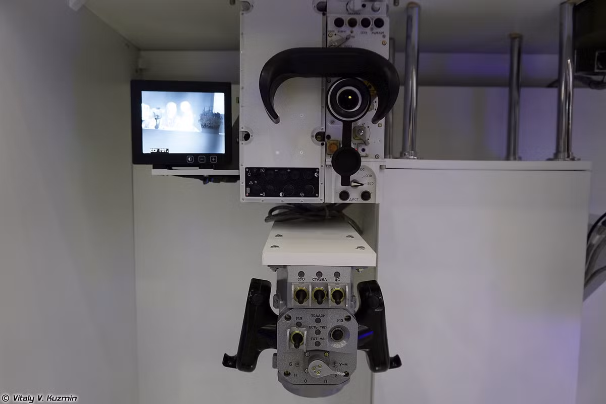 Bảng điều khiển và hiển thị trường quan sát của B03S03 Sodema. Nó có tầm nhận diện mục tiêu không dưới 5.500m. Nguồn ảnh: Vitaly-Kuzmin