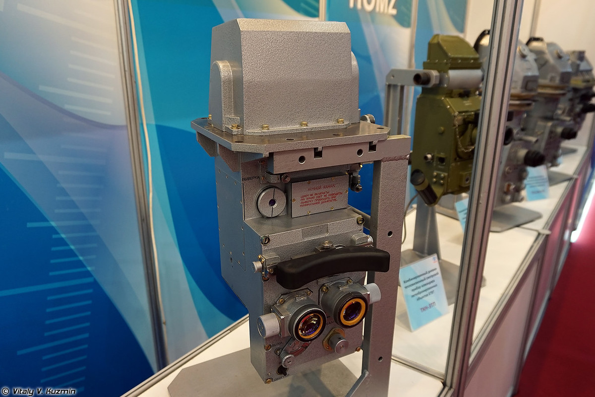 Ngoài các thành phần của xe tăng T-90, triển lãm Army 2019 còn giới thiệu một loạt các hệ thống điều khiển hỏa lực dành cho xe chiến đấu bộ binh, xe thiết giáp chở quân. Trong ảnh là kính ngắm ngày - đêm TKN-4GA-01 của pháo thủ xe thiết giáp BTR-82A. Nguồn ảnh: Vitaly-Kuzmin