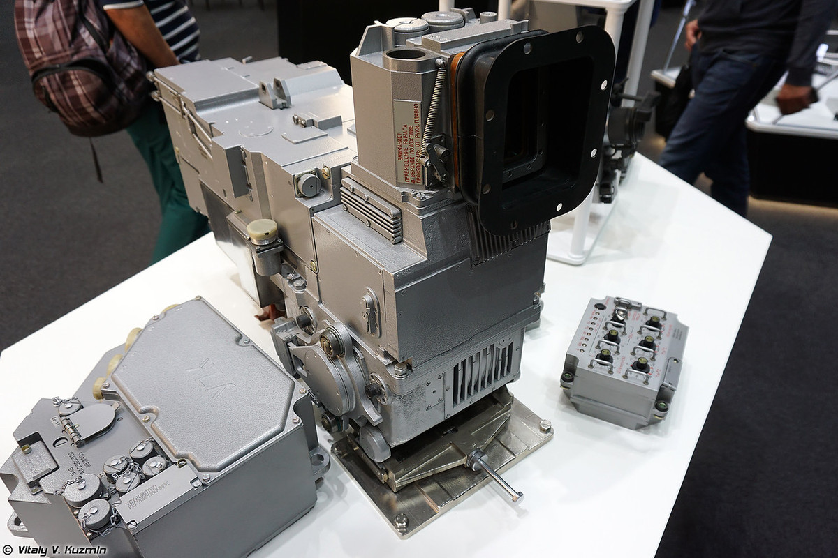 Trong ảnh là tổ hợp ngắm ban ngày tự động tính toán thông tin 1A43 - một trong các thành phần của hệ thống điều khiển hỏa lực trang bị cho các xe tăng T-90S. Nguồn ảnh: Vitaly-Kuzmin