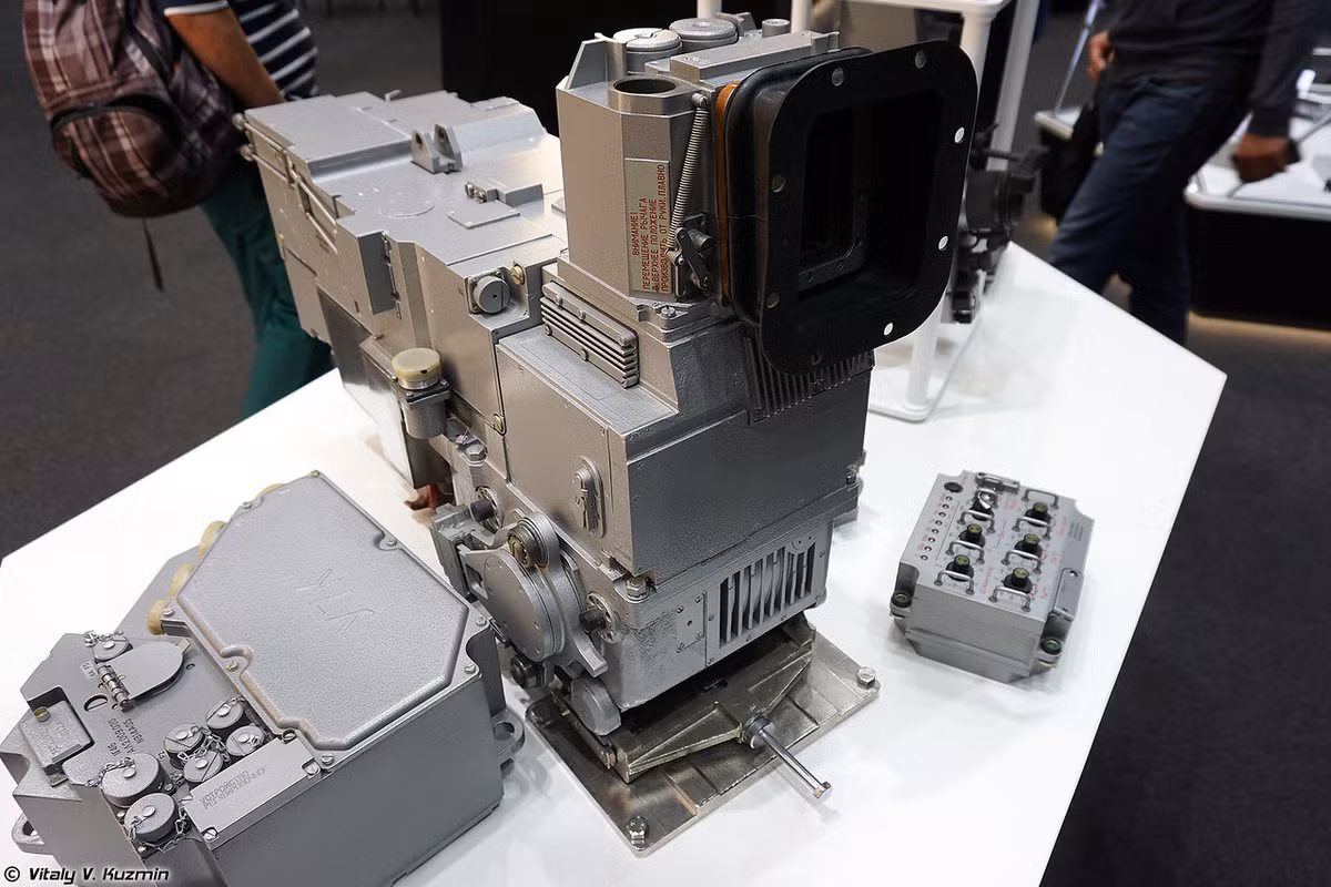 Trong ảnh là tổ hợp ngắm ban ngày tự động tính toán thông tin 1A43 - một trong các thành phần của hệ thống điều khiển hỏa lực trang bị cho các xe tăng T-90S. Nguồn ảnh: Vitaly-Kuzmin