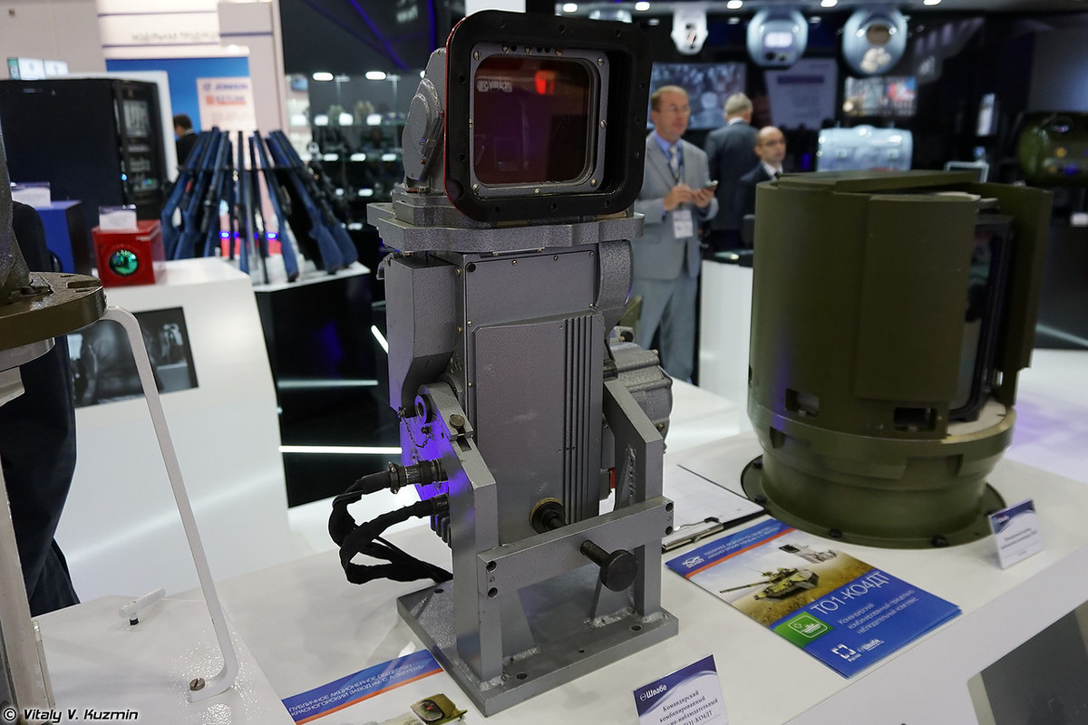 Hệ thống trinh sát dành cho chỉ huy xe TO1-KO1DT được thiết kế cho các dòng xe thiết giáp. Nó có khả năng phát hiện, phân tích, phân loại mục tiêu đứng im hoặc di chuyển, đo cự ly tới mục tiêu với khí tài đo xa laser. Nguồn ảnh: Vitaly-Kuzmin
