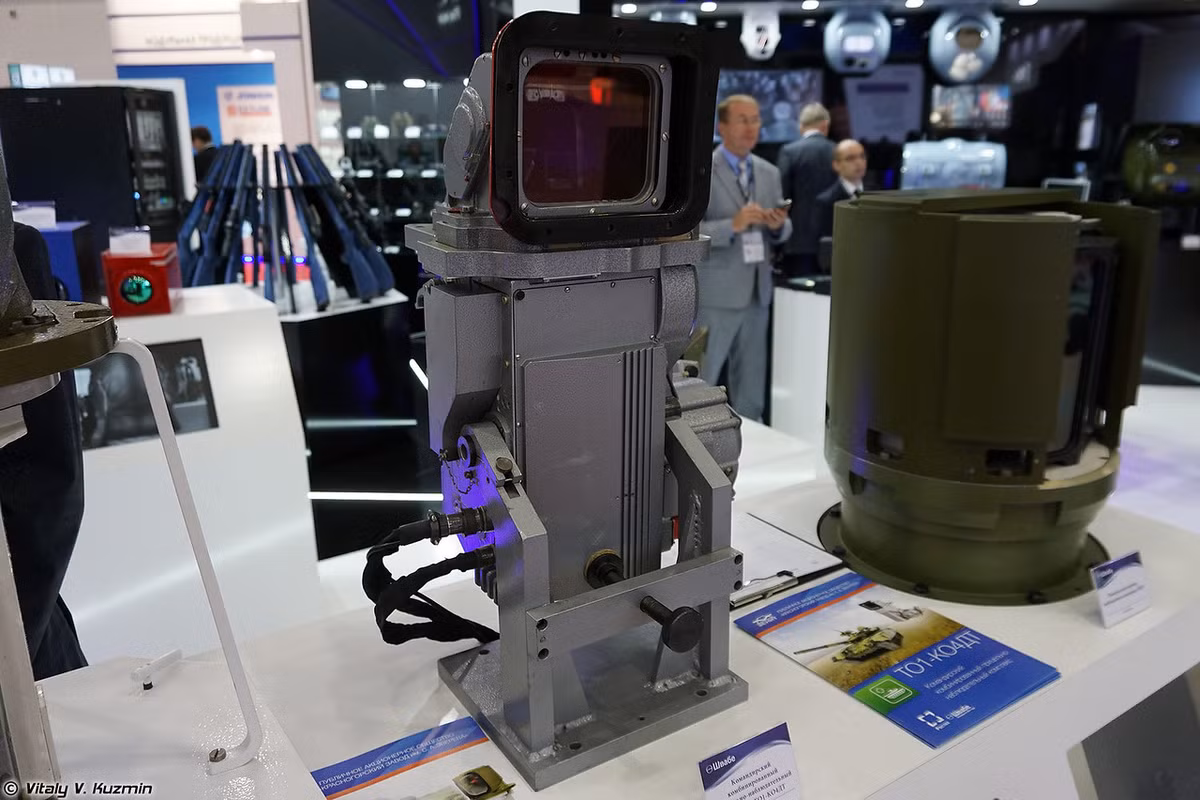 Hệ thống trinh sát dành cho chỉ huy xe TO1-KO1DT được thiết kế cho các dòng xe thiết giáp. Nó có khả năng phát hiện, phân tích, phân loại mục tiêu đứng im hoặc di chuyển, đo cự ly tới mục tiêu với khí tài đo xa laser. Nguồn ảnh: Vitaly-Kuzmin