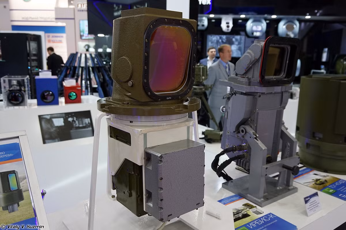 Hệ thống ngắm ảnh nhiệt Irbis-K dành cho xe tăng T-90, nó được thiết kế để quan sát, tìm kiếm, phát hiện và phân loại mục tiêu trong mọi điều kiện ban ngày - ban đêm. Nguồn ảnh: Vitaly-Kuzmin