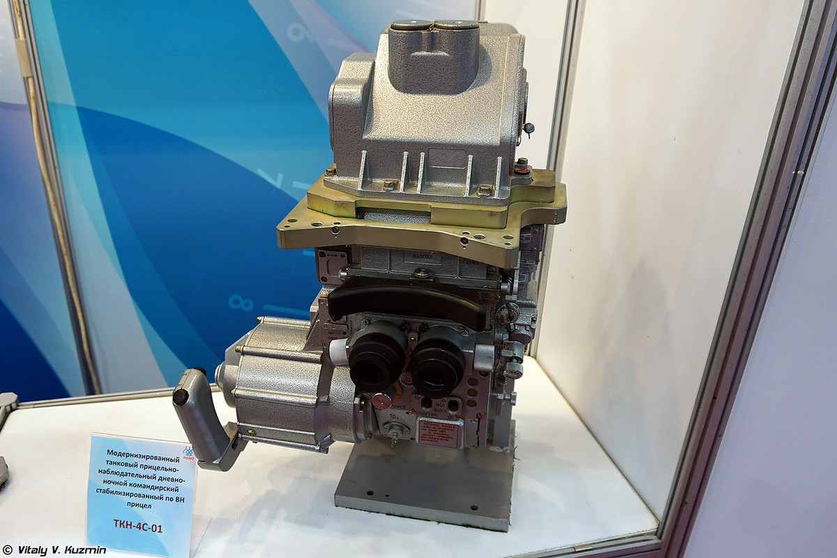Trong ảnh là thành phần khí tài kính ngắm ngày - đêm TKN-4S-01 của tổ hợp kính ngắm PKN-4S dành cho trưởng xe tăng T-90S, nó có thể nhận diện mục tiêu ban ngày cách 800m và ban đêm 700m. Nguồn ảnh: Vitaly-Kuzmin