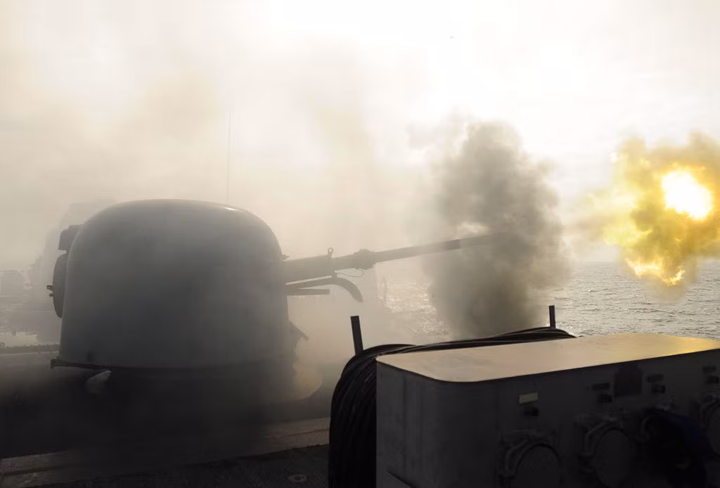 Tầm bắn của pháo tối đa đạt 16km, tuy nhiên chỉ thực sự hiệu quả cự ly 8km với mục tiêu mặt nước và 4km với mục tiêu trên không góc nghiêng 85 độ. Ảnh: Wikipedia