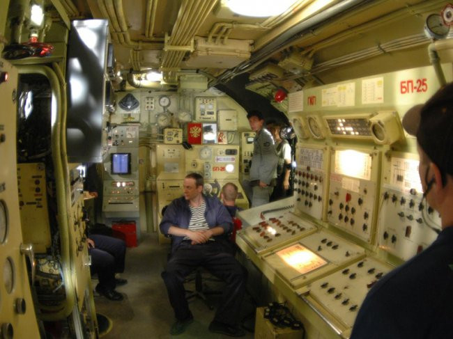 Hệ thống điện tử của Kilo 636 xây dựng sau rõ ràng là vượt trội hơn Kilo 877EKM. Tuy nhiên, để xác định chính xác hơn nhau ở điểm này là rất khó, vì đây là những thông tin hiếm được công bố. Trong ảnh là cabin chỉ huy tàu ngầm Kilo 877EKM, trông nó rõ ràng nhìn lạc hậu hơn loại 636 của Việt Nam. Nguồn ảnh: Wikipedia