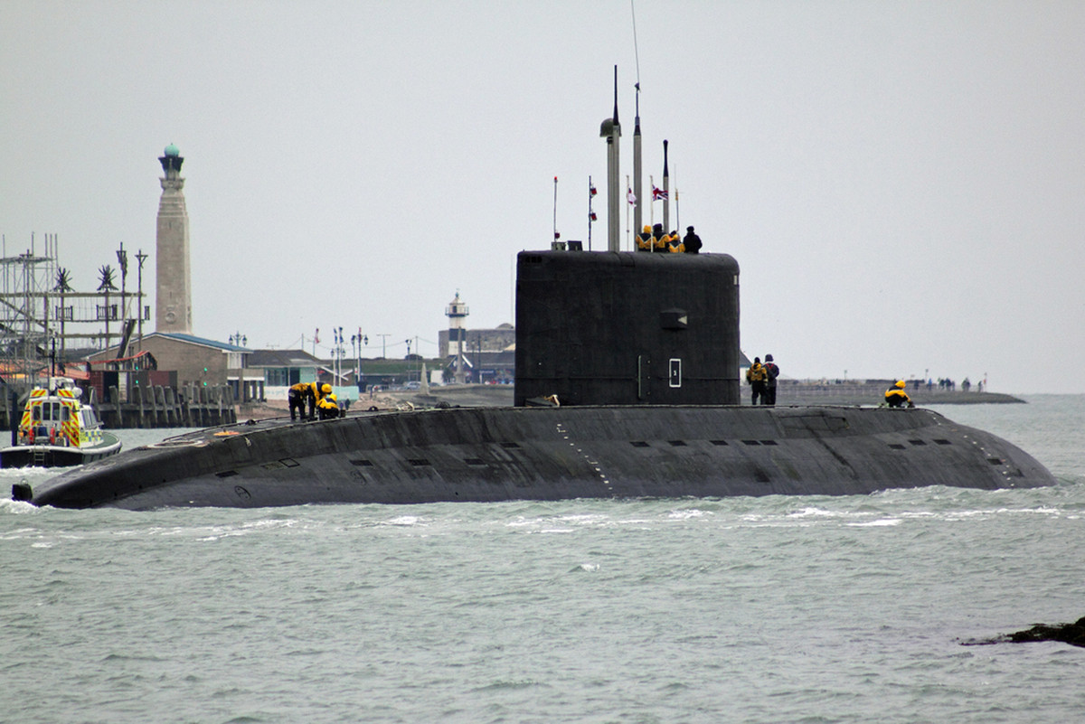 Cụ thể, tàu ngầm Kilo 877EKM có lượng giãn nước khi nổi 2.325 tấn (Kilo 636 là 2.350 tấn), khi lặn là 3.076 tấn (Kilo 636 là 4.000 tấn), chiều dài là 72,6m (Kilo 636 là 74m). Nguồn ảnh: Wikipedia