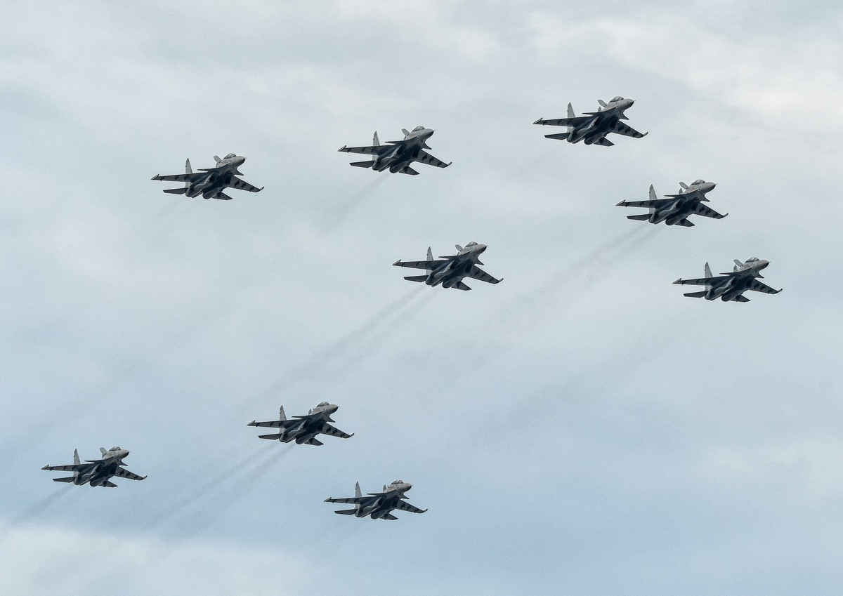 Phi đội máy bay tiêm kích đa năng Su-30MKM thuộc hàng “ngon” nhất khu vực Đông Nam Á. Tính năng MKM có khi còn nhỉnh hơn cả bản MK2 của Việt Nam, Indonesia với cấu hình được tạo ra theo mẫu MKI của Ấn Độ với siêu radar Bars, động cơ có kiểm soát véc tơ lực đẩy AL-31FP. Ảnh: kemenierian pertahanan