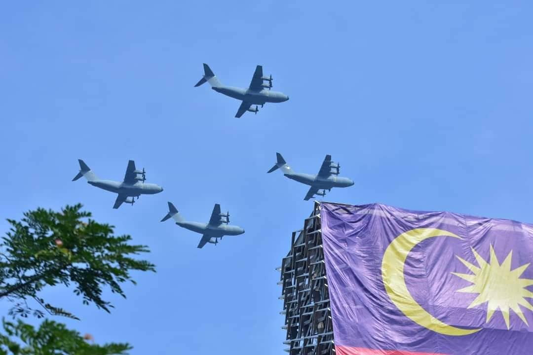 Không quân Malaysia tất nhiên cũng có mặt trong cuộc duyệt binh với các màn bay biểu diện đơn, nhóm tuyệt đẹp. Biên đội 4 máy bay vận tải quân sự lớn nhất Malaysia – A400M Atlas. Hiện Malaysia là nước duy nhất ở Đông Nam Á, số 2 ở châu Á sở hữu dùng A400M của Tây Âu, tải trọng gần 40 tấn. Ảnh: kemenierian pertahanan