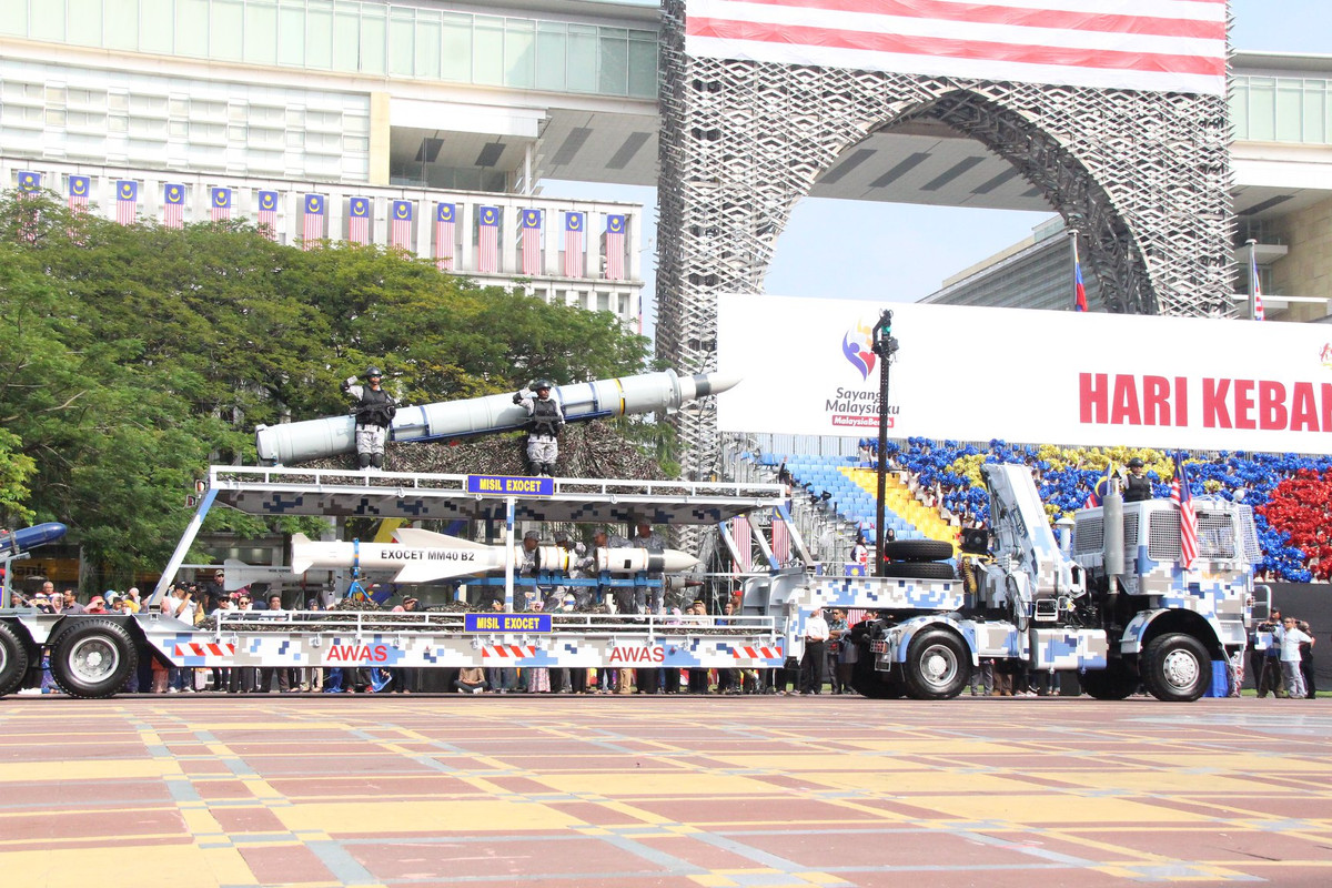 Đạn và ống phóng tên lửa hải đối hải Exocet MM40 Block 2 do Pháp sản xuất, Malaysia sử dụng trên các chiến hạm chủ lực cũng đưa lên bờ duyệt binh. Ảnh: kemenierian pertahanan