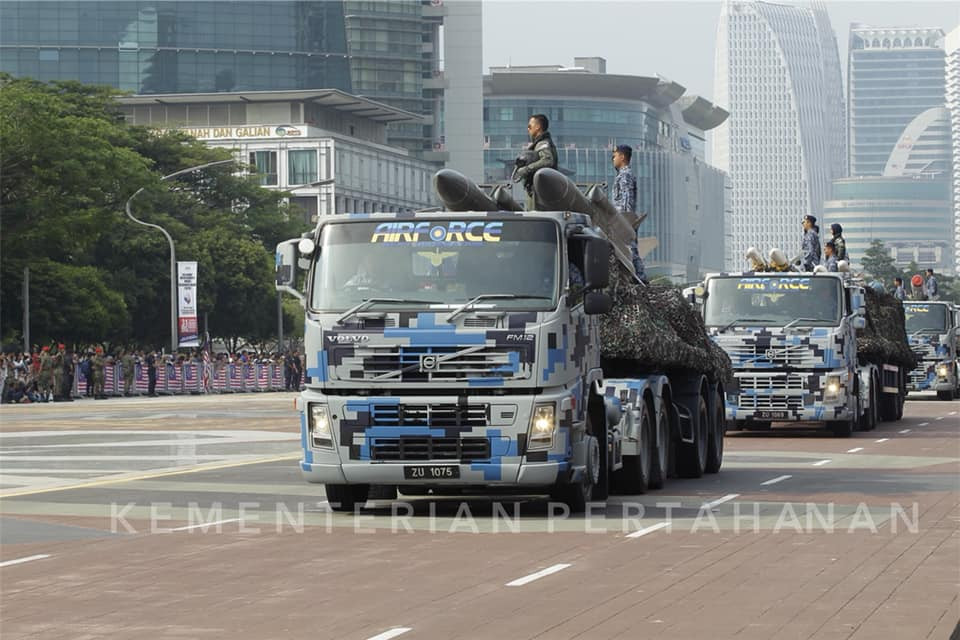 Tên lửa không đối hạm/chống radar Kh-31 do Nga sản xuất được Malaysia đem diễu binh trên xe tải. Ảnh: kemenierian pertahanan