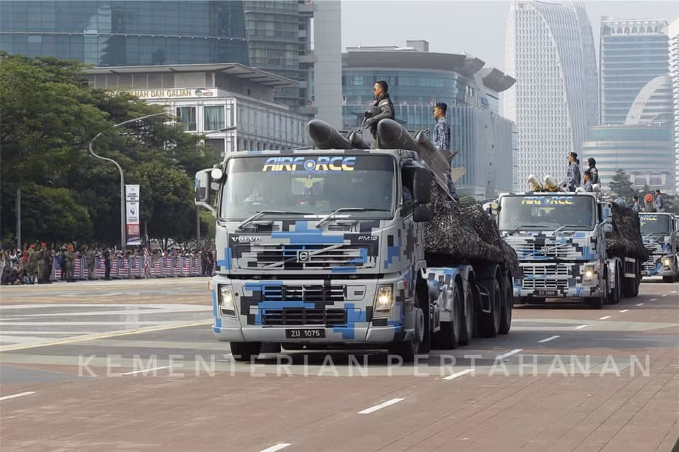 Tên lửa không đối hạm/chống radar Kh-31 do Nga sản xuất được Malaysia đem diễu binh trên xe tải. Ảnh: kemenierian pertahanan