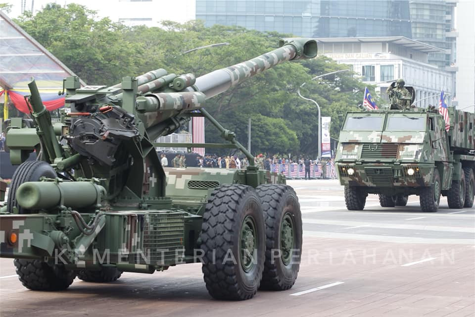 Pháo hạng nặng G5 155mm kéo xe và ngay phía sau là bệ phóng hệ thống pháo phản lực phóng loạt Astros II MLRS. Astros II do Nam Phi phát triển, trang bị đạn rocket cỡ 127-450mm với tầm bắn từ 30-90-150km. Ảnh: kemenierian pertahanan