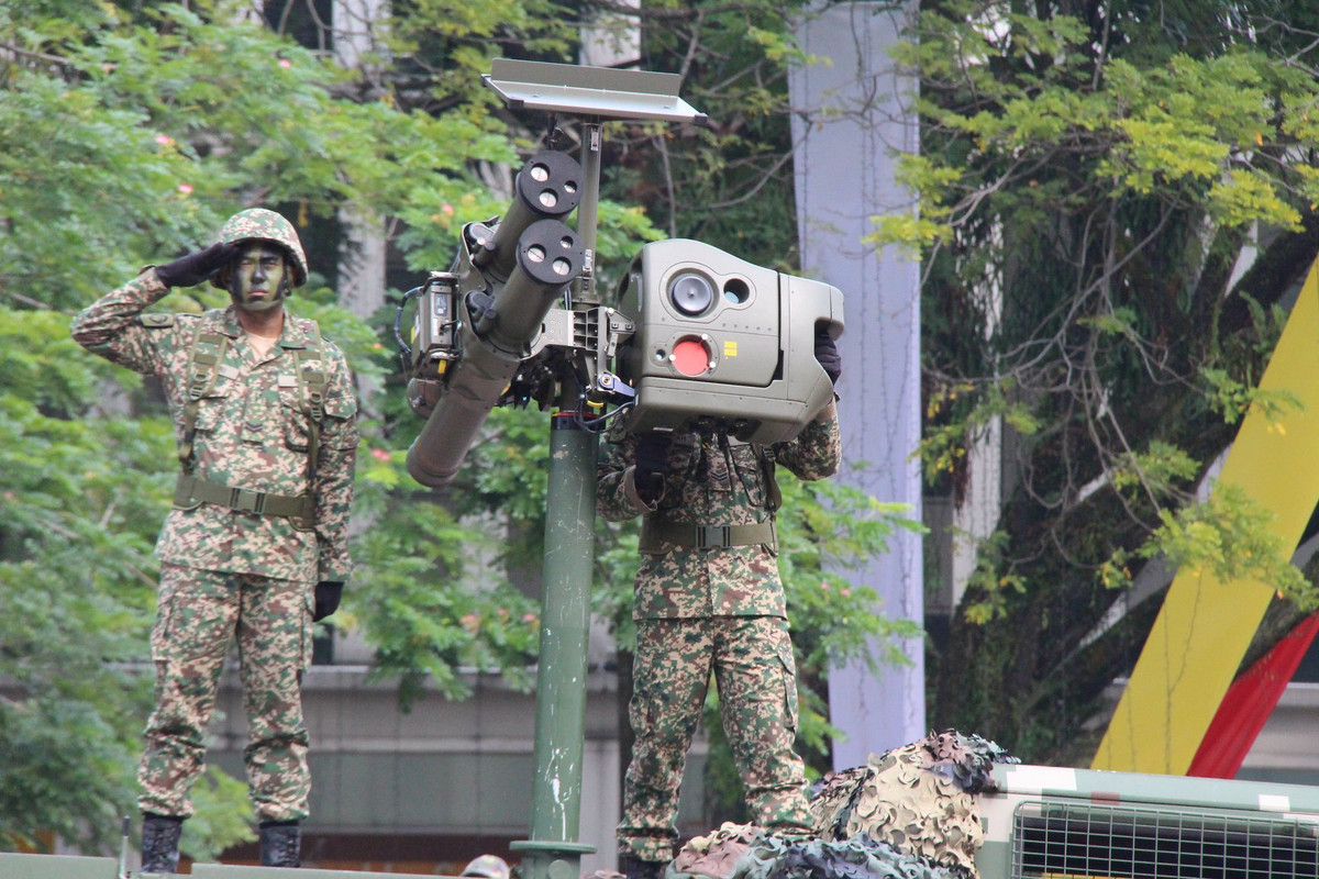 Bệ phóng kiểu cá nhân tổ hơp tên lửa phòng không tầm thấp Starstreak. Ngoài hai loại của Nga và Anh, Malaysia hiện còn dùng tên lửa vác vai Anza của Pakistan, Starburst cũng của Anh và FN-6 của Trung Quốc. Ảnh: kemenierian pertahanan