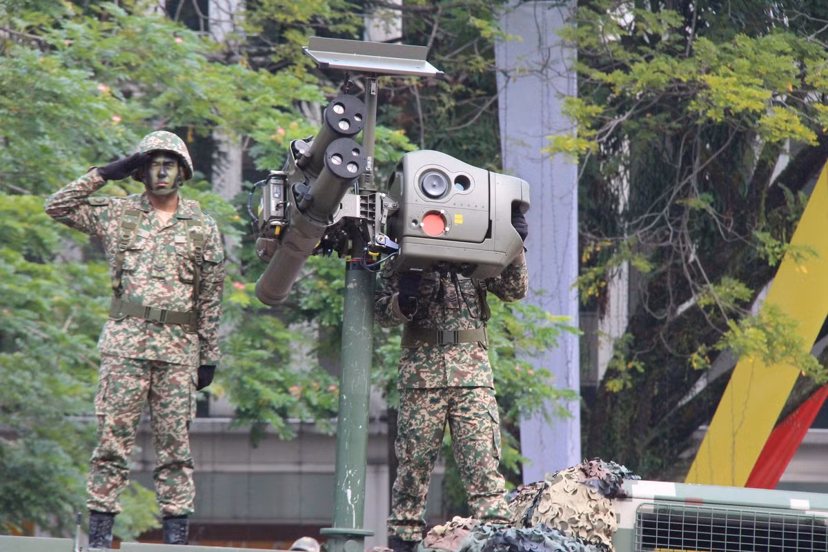 Bệ phóng kiểu cá nhân tổ hơp tên lửa phòng không tầm thấp Starstreak. Ngoài hai loại của Nga và Anh, Malaysia hiện còn dùng tên lửa vác vai Anza của Pakistan, Starburst cũng của Anh và FN-6 của Trung Quốc. Ảnh: kemenierian pertahanan