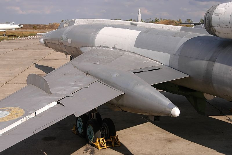 Tu-22 sử dụng kiểu nghiêng 55 độ tạo ra lực cản nhỏ ở tốc độ cận âm, nhưng dẫn tới tốc độ hạ cánh rất cao và quãng đường cất cánh phải rất dài. Nguồn ảnh: Wikipedia
