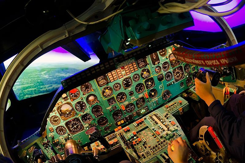 Thiết kế buồng lái rất xấu, tầm nhìn kém, ghế ngồi gò bó và vị trí đặt nút điều khiển các thiết bị không thuận lợi sử dụng. Nguồn ảnh: Wikipedia