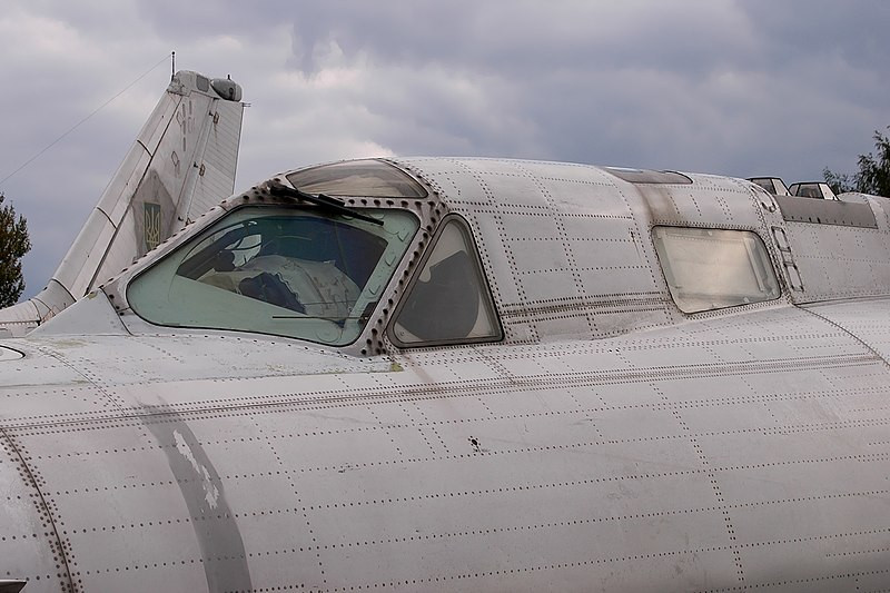 Buồng lái Tu-22 đặt phi công phía trước, hơi chếch phía trái, sĩ quan vũ khí ngồi phía sau và hoa tiêu ở thấp phía dưới, bên trong thân. Nguồn ảnh: Wikipedia