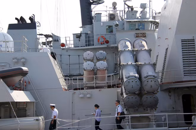 Các tàu hộ vệ có lượng giãn nước hơn 2.000 tấn, dài hơn 100m, trang bị hệ thống vũ khí hiện đại làm nhiệm vụ tác chiến chống tàu mặt nước, tàu ngầm, phòng không với cự ly tiêu diệt mục tiêu mặt nước tới 130km, chống máy bay tới 10km, chống ngầm từ 20 cho tới vài trăm km (bằng trực thăng Ka-28). Ảnh: IMDC