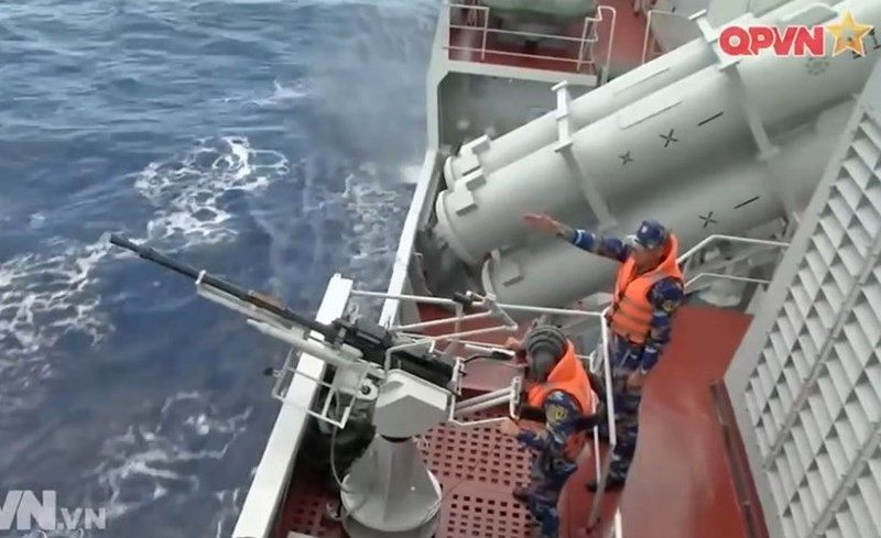 Tuy vậy, có một điều lạ là không hiểu sao cả 4 tàu hộ vệ lớn nhất của Việt Nam lại vẫn được trang bị các khẩu súng máy 14,5mm MTPU để làm gì. Đây là phiên bản của khẩu súng máy hạng nặng bộ binh 14,5mm KPV được thiết kế từ những năm 1940, nhưng tới hôm nay vẫn được ưa chuộng. Ảnh: QPVN