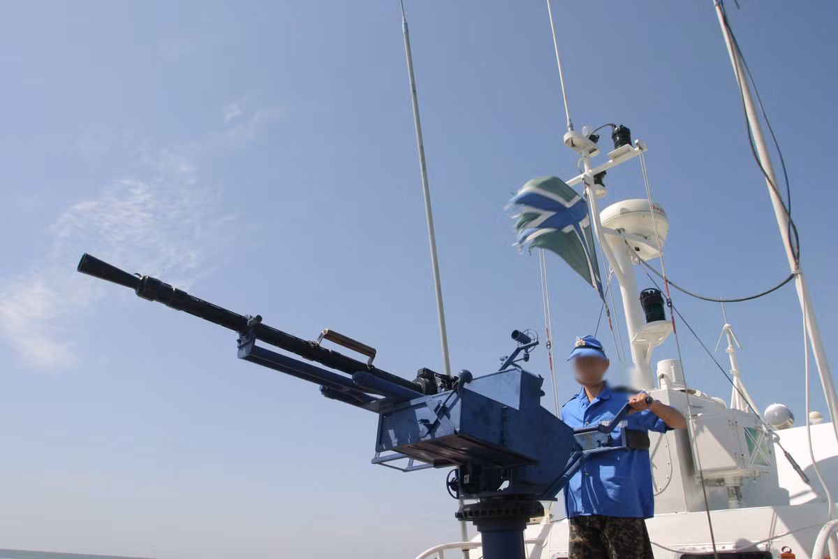 Thông thường, mỗi tàu Gepard 3.9 và một số tàu pháo, tàu tên lửa nhỏ lớp M của Việt Nam sẽ được trang bị 2 khẩu 14,5mm, với trọng lượng của hệ thống súng và giá súng tổng cộng khoảng 400 kg, hệ thống súng máy dài 2,8m, cao 1,5-1.8m với góc bắn mục tiêu trên cao từ - 15 độ đến + 60 độ. Ảnh: Wikipedia