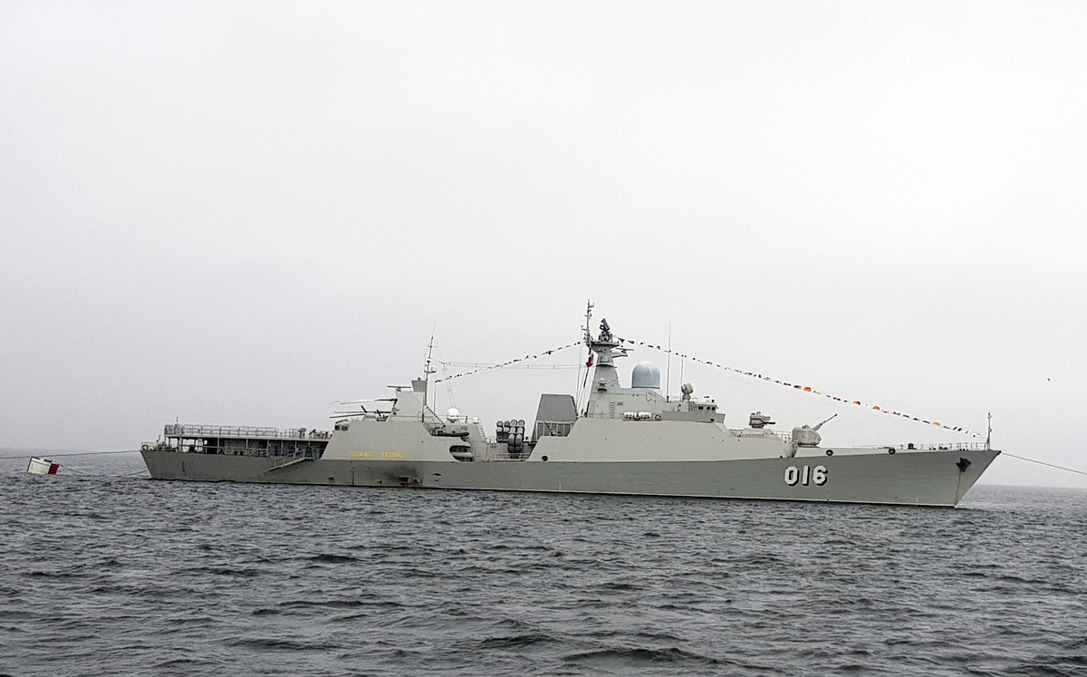 Chiến hạm Quang Trung có chiều dài 102,4 m, rộng 14,7 m, mớm nước 5,6 m, lượng giãn nước toàn tải 2.200 tấn, tốc độ tối đa 29 hải lý/giờ (53 km/giờ), phạm vi hoạt động 7.000 km, thời gian hoạt động liên tục trên biển 20 ngày. Ảnh: Báo Hải Quân